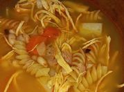 Una foto de sopa de pollo y alubias