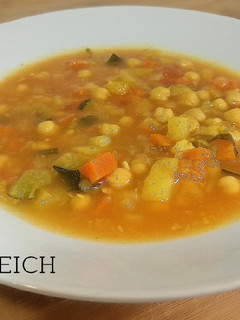 Una foto de Potaje de garbanzos y lechuga en olla GM