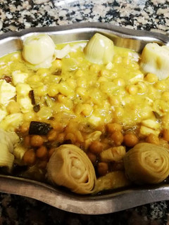 Una foto de Garbanzos en salsa de champiñones acompañados de alcachofas