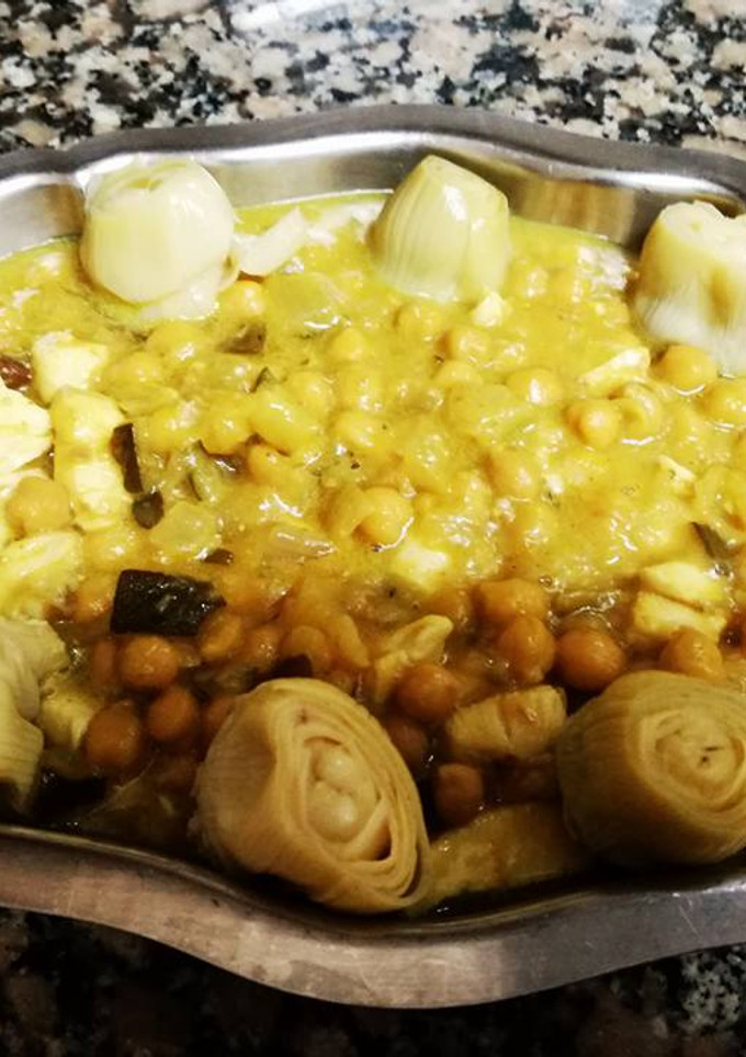 Una foto de Garbanzos en salsa de champiñones acompañados de alcachofas