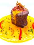 Filetto di vitello con crema di peperoni, speck croccante e cipolla fritta