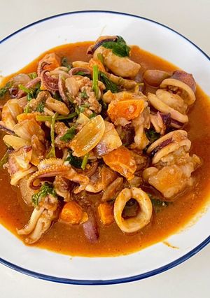 A picture of Stir-fried Squid with Salted Egg Yolk.