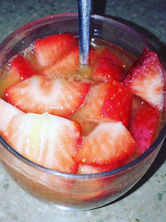 Una foto de Fresas con zumo de naranja