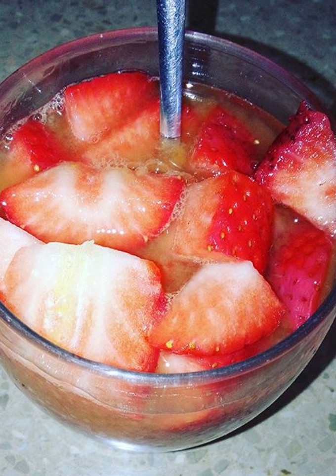 Una foto de Fresas con zumo de naranja