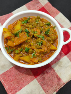 हरे चने और आलू की सब्जी 🍲 रेसिपी मुख्य फोटो