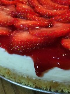 Una foto de Tarta de queso con mermelada de fresa