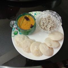 A picture of Idly sambhar and coconut chatny.