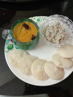 A picture of Idly sambhar and coconut chatny.