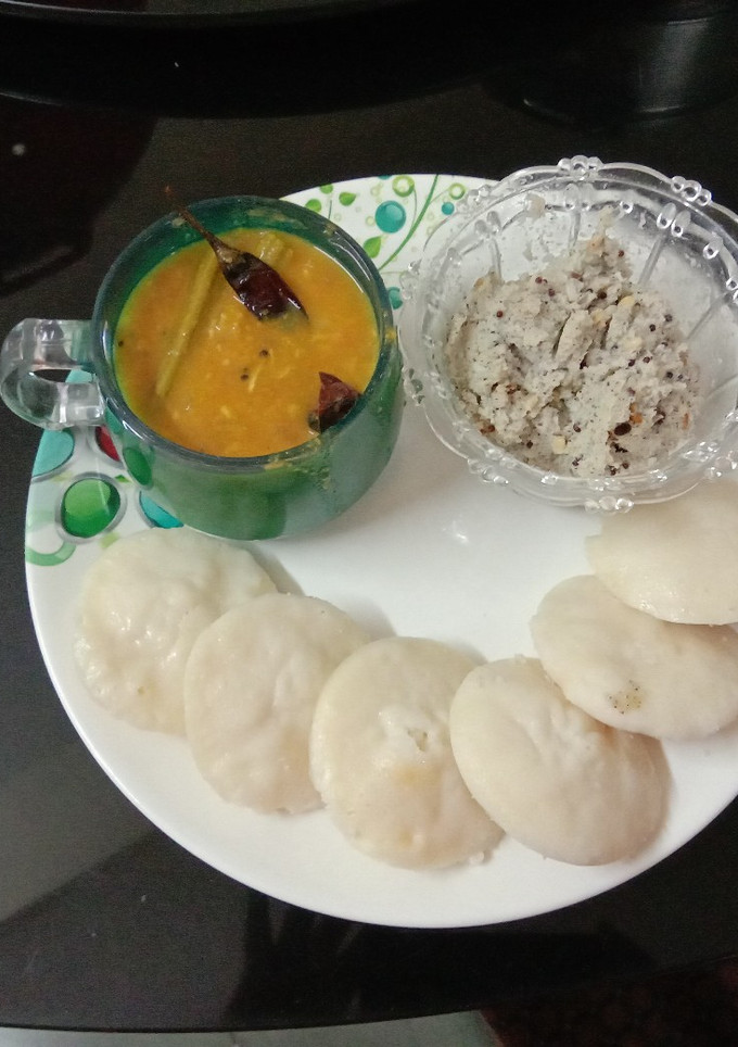 A picture of Idly sambhar and coconut chatny.