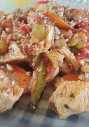 Una foto de Pollo a las verduras