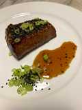 Teriyaki lacerto scottato in piastra con sesamo nero e cipollotto Teppanyaki style