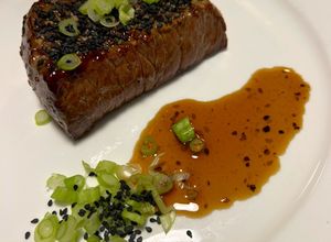 Foto di Teriyaki lacerto scottato in piastra con sesamo nero e cipollotto Teppanyaki style