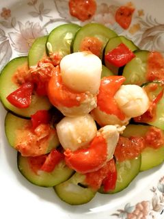 Une photo de Noix de St-Jacques au coulis de poivron sur lit de courgettes au