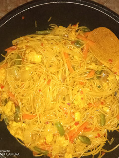A picture of Fried spagetti with veggies.