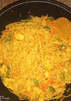 A picture of Fried spagetti with veggies.