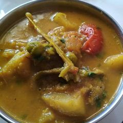 A picture of Aloo bengan matar ki sabji.