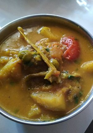 A picture of Aloo bengan matar ki sabji.