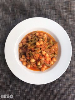 Una foto de Garbanzos, judías verdes y tomate