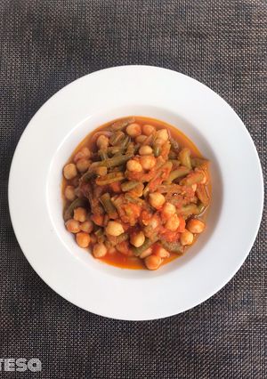 Foto principal de Garbanzos, judías verdes y tomate