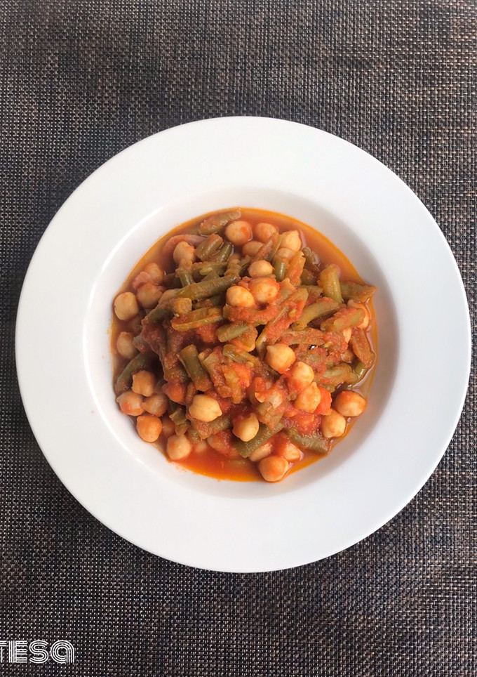 Una foto de Garbanzos, judías verdes y tomate