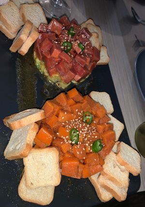 Una foto de Tartar de Salmón y Atún vegano
