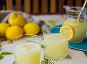 Una foto de limonada en batidora de vaso