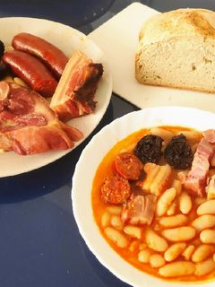 Una foto de Fabada Asturiana
