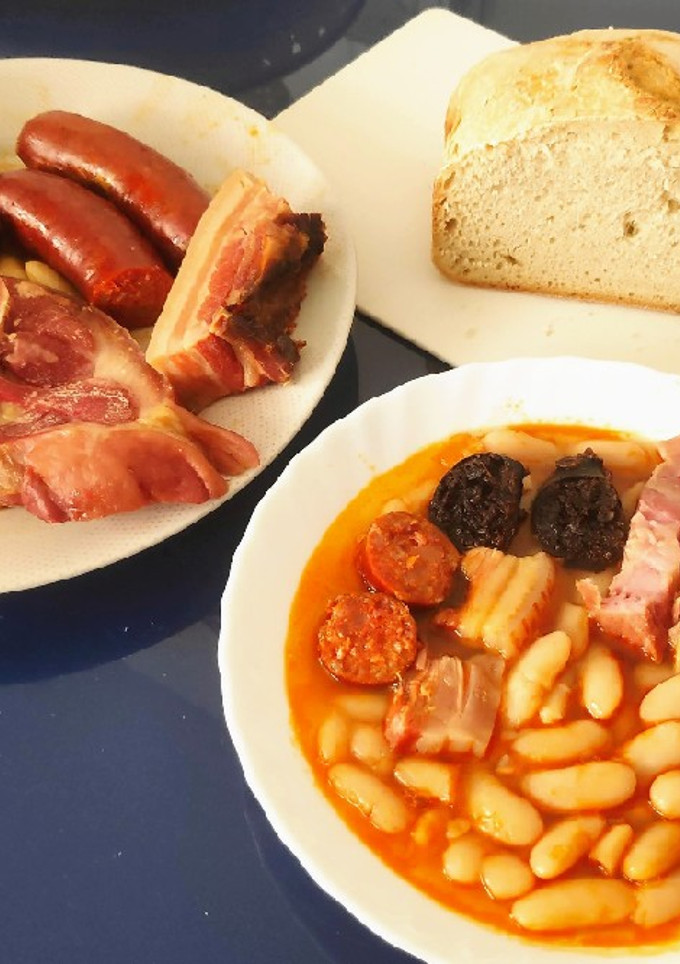 Una foto de Fabada Asturiana