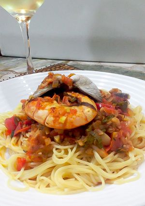 Una foto de Tallarines con salsa de mariscos