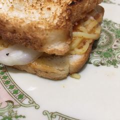 A picture of Maggi sandwich.