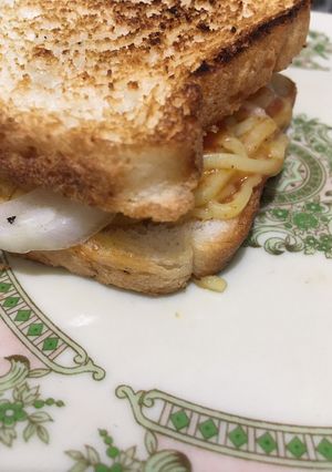 A picture of Maggi sandwich.