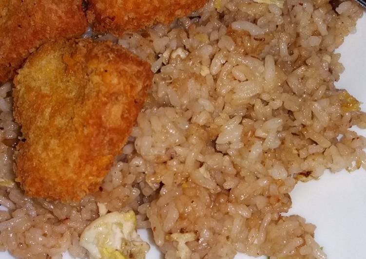 Nasi goreng orak-arik telur dan nugget ayam