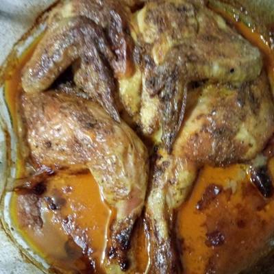 Тушеная курица с подливой в сковороде