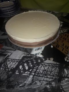 Una foto de Tarta tres chocolates con base de galleta