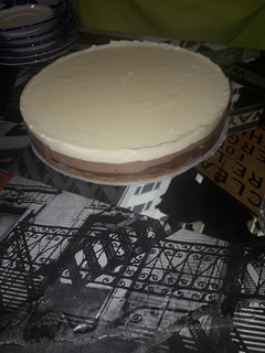 Una foto de Tarta tres chocolates con base de galleta