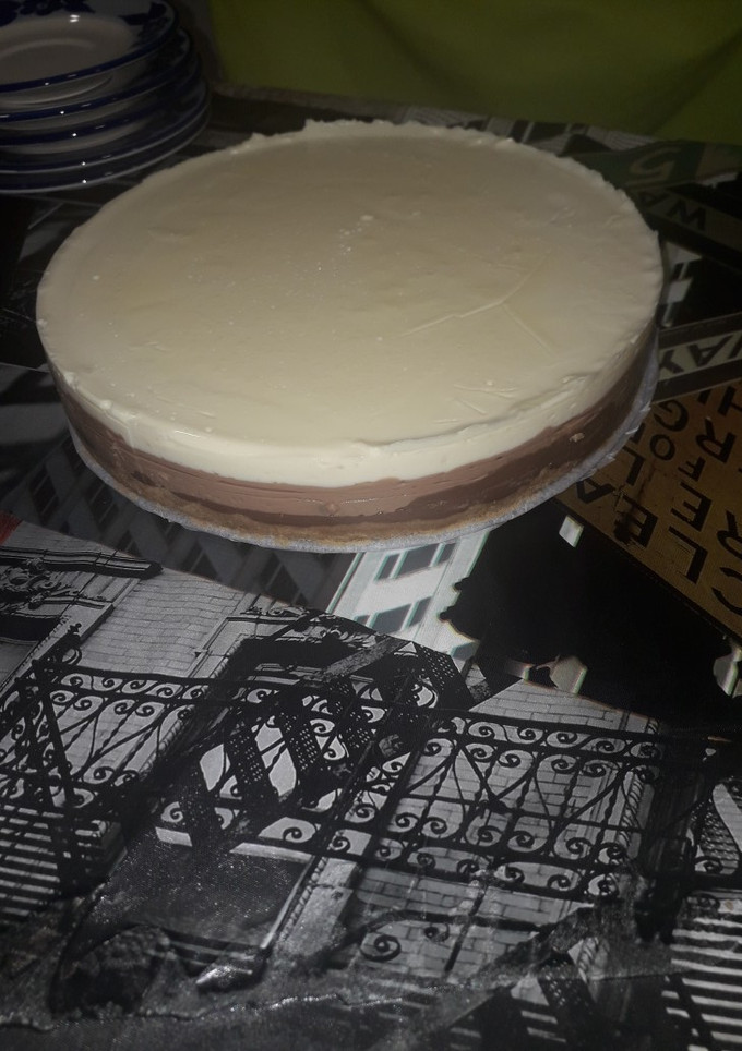 Una foto de Tarta tres chocolates con base de galleta