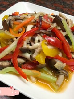 Foto resep Tumis jamur dan paprika 菇菇炒甜椒
