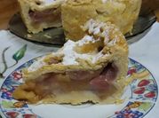 Una foto de tarta de uvas y manzana