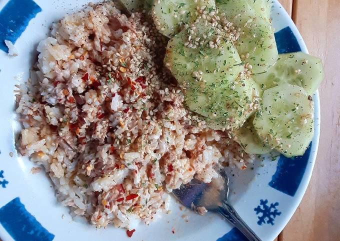 Tuna and rice savory, spicy warm salad