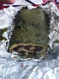 Tamal enrollado de frijol negro, masa y hoja santa