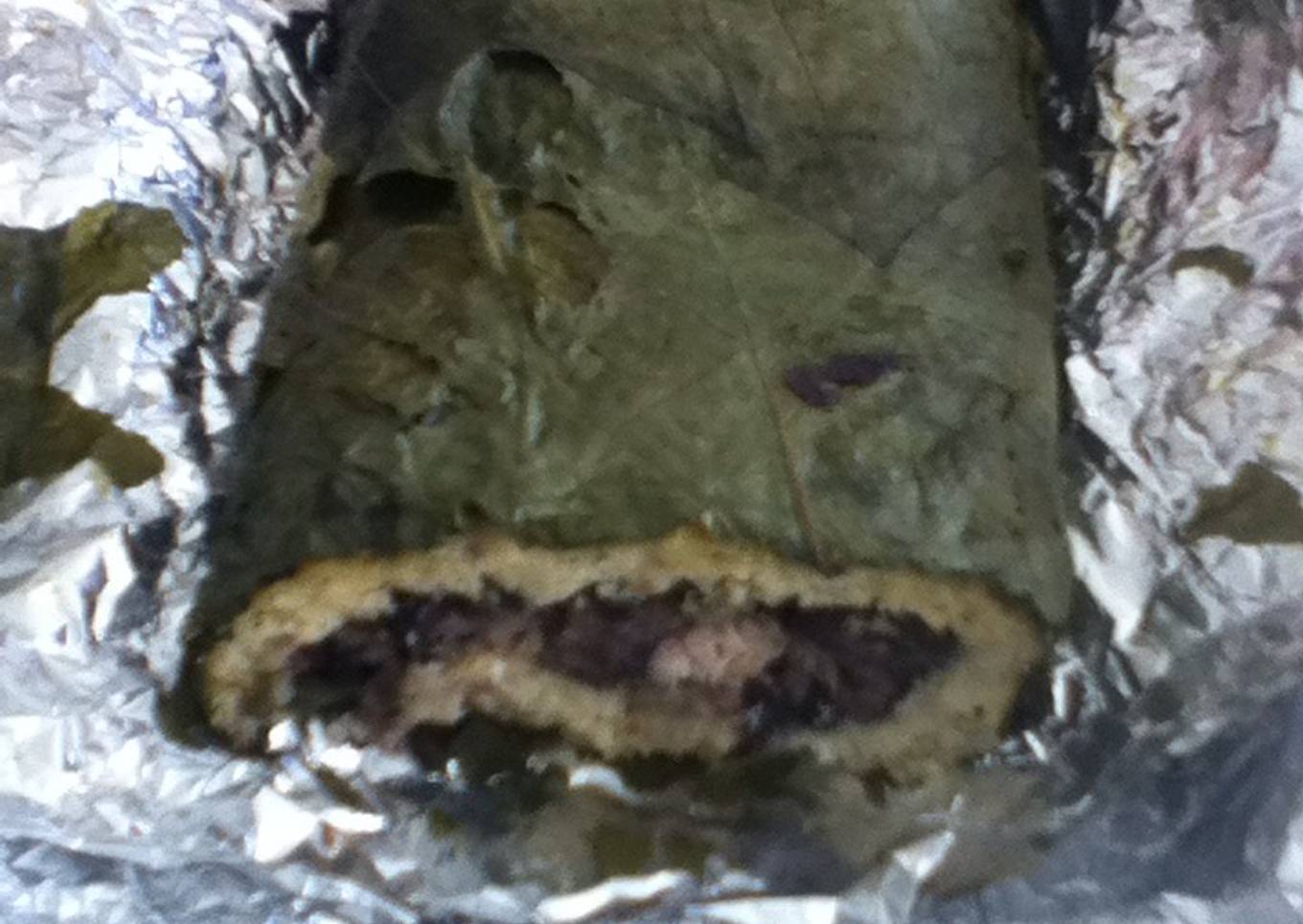 Tamal enrollado de frijol negro, masa y hoja santa