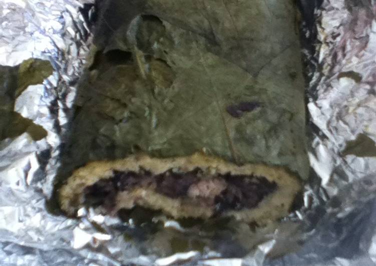 Tamal enrollado de frijol negro, masa y hoja santa