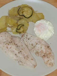 Una foto de Merluza con guarnición de patatas y huevo poché al microondas
