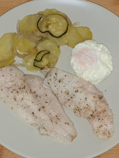Una foto de Merluza con guarnición de patatas y huevo poché al microondas