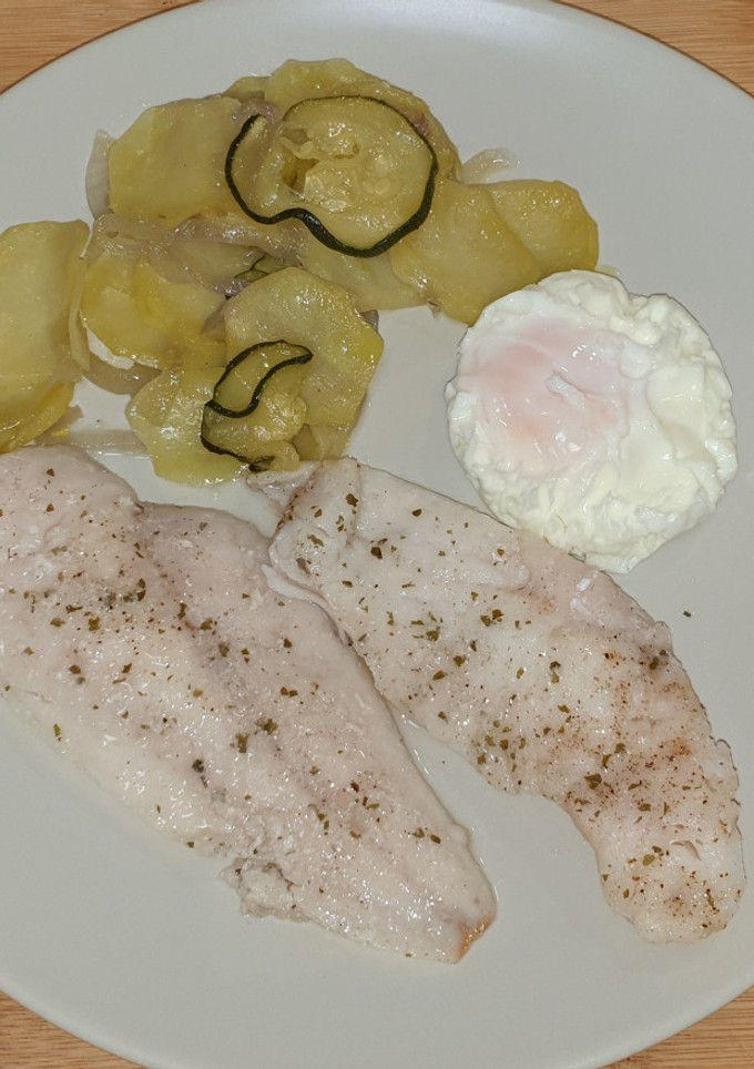 Una foto de Merluza con guarnición de patatas y huevo poché al microondas