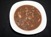Una foto de salsa de setas con vino tinto
