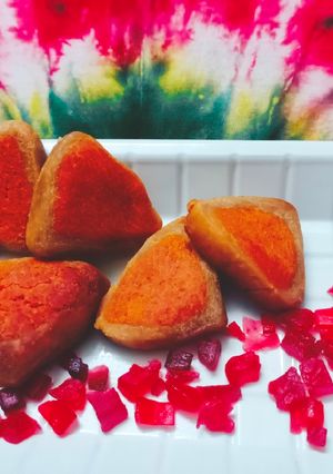 ত্রিভুজ ভ্যানিলা কুকিজ্ (triangle vanilla cookies recipe in Bengali) রেসিপির প্রধান ছবি