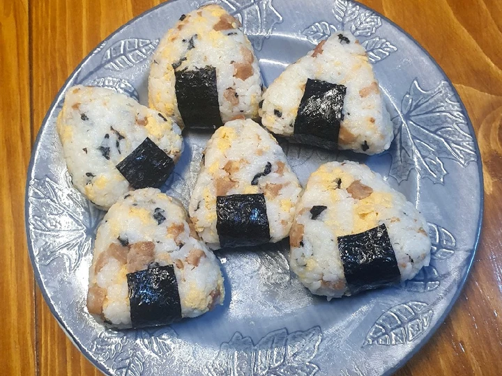 Langkah Mudah untuk Membuat Resep  Nasi kepal / onigiri yang Enak Banget, Lezat Sekali