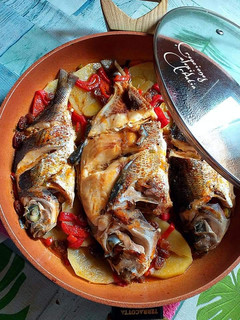 Una foto de Cazuela de pescado de aparejo con patatas y ajos tiernos