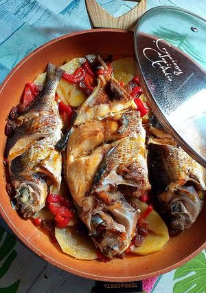 Una foto de Cazuela de pescado de aparejo con patatas y ajos tiernos